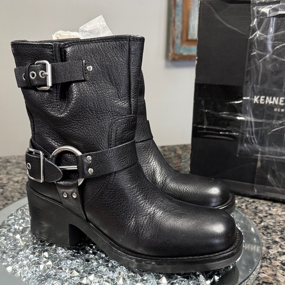 Kenneth Cole Black Leather stride moto combat block heel Buckle Boots 7 EUC - Picture 8 of 17